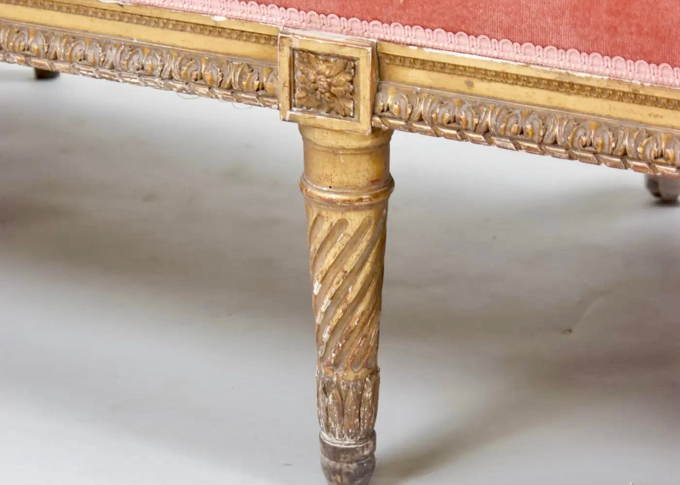 Sillón Francés Conversacional del Siglo XIX en Terciopelo Rosa