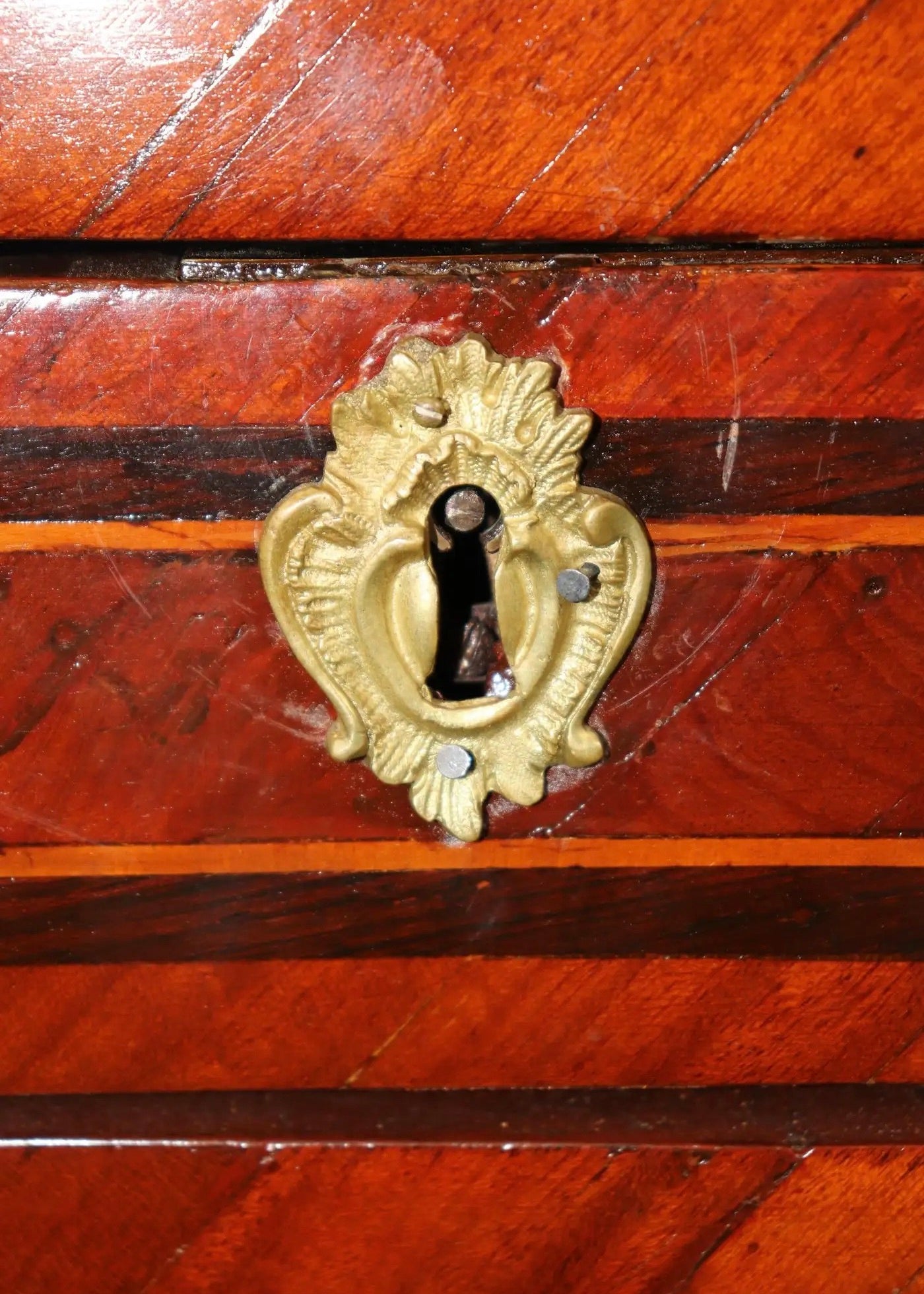 Escritorio Femenino Luis XV en Kingwood y Nogal | Francia 1780