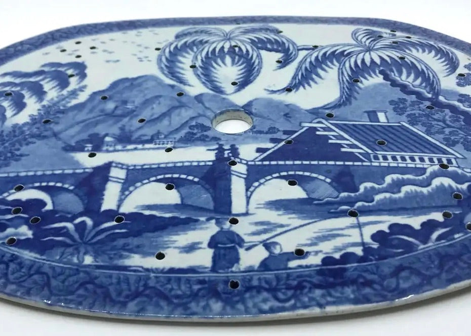 Colador de Loza Inglesa con Decoración Chinoiserie en Azul y Blanco, 1800
