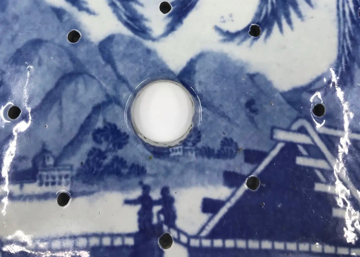 Colador de Loza Inglesa con Decoración Chinoiserie en Azul y Blanco, 1800