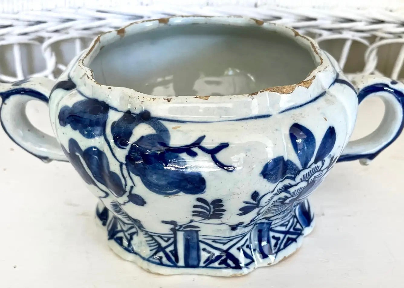 Jarrón de Loza de Delft Azul y Blanco con Asas, Estilo Chinoiserie