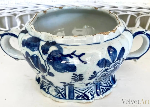 Jarrón de Loza de Delft Azul y Blanco con Asas, Estilo Chinoiserie
