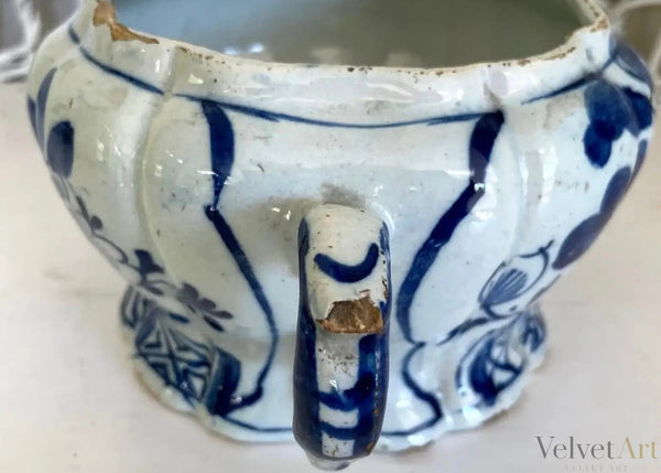 Jarrón de Loza de Delft Azul y Blanco con Asas, Estilo Chinoiserie