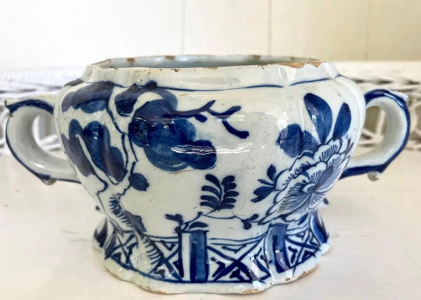 Jarrón de Loza de Delft Azul y Blanco con Asas, Estilo Chinoiserie