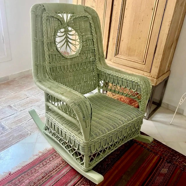 Mecedora de Mimbre Verde | Diseño Artesanal, Mediados del Siglo XX