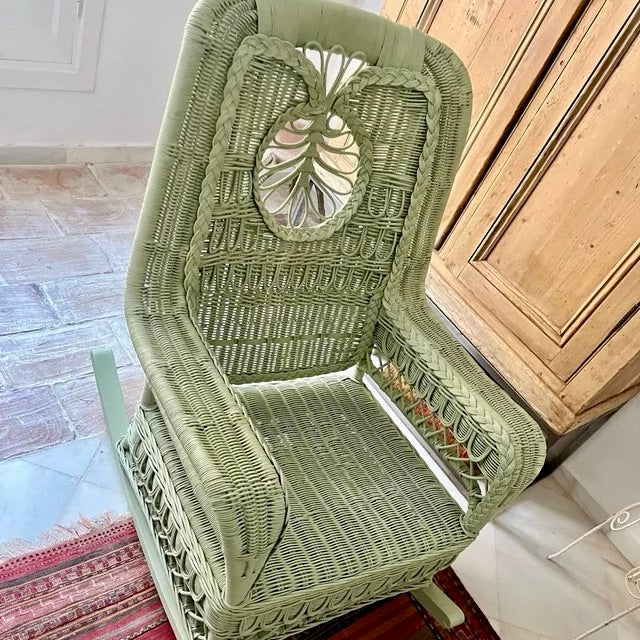 Mecedora de Mimbre Verde | Diseño Artesanal, Mediados del Siglo XX
