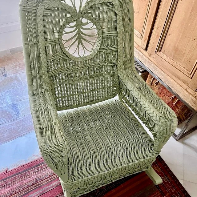 Mecedora de Mimbre Verde | Diseño Artesanal, Mediados del Siglo XX