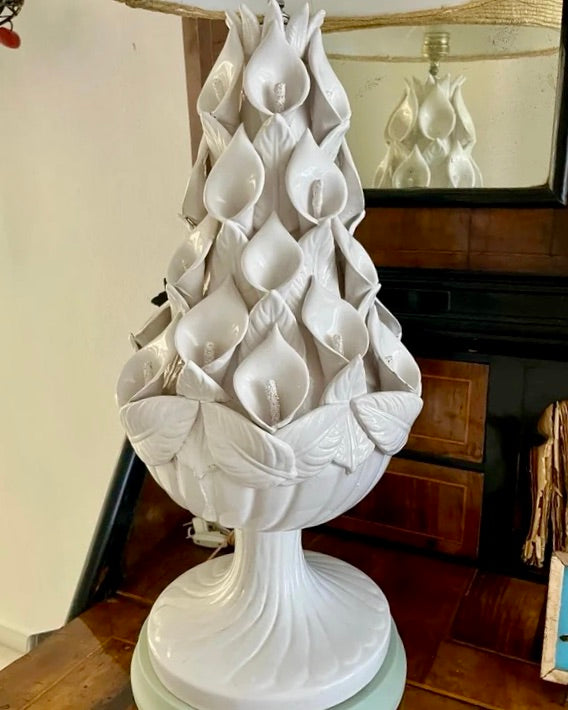 Lámpara de Manises en Cerámica Blanca con Base de Madera