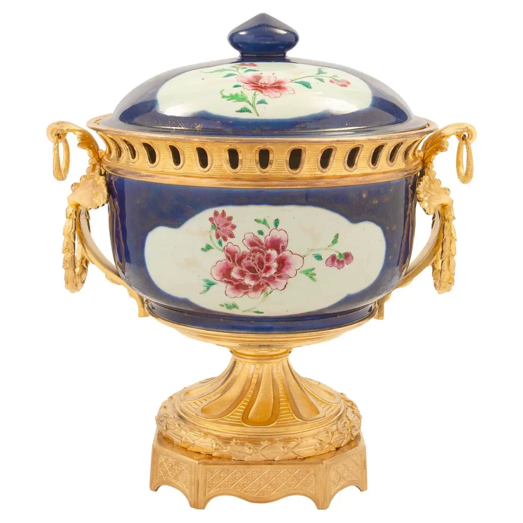 Centro de Mesa Francés en Porcelana China y Ormolu Estilo Luis XVI del Siglo XIX