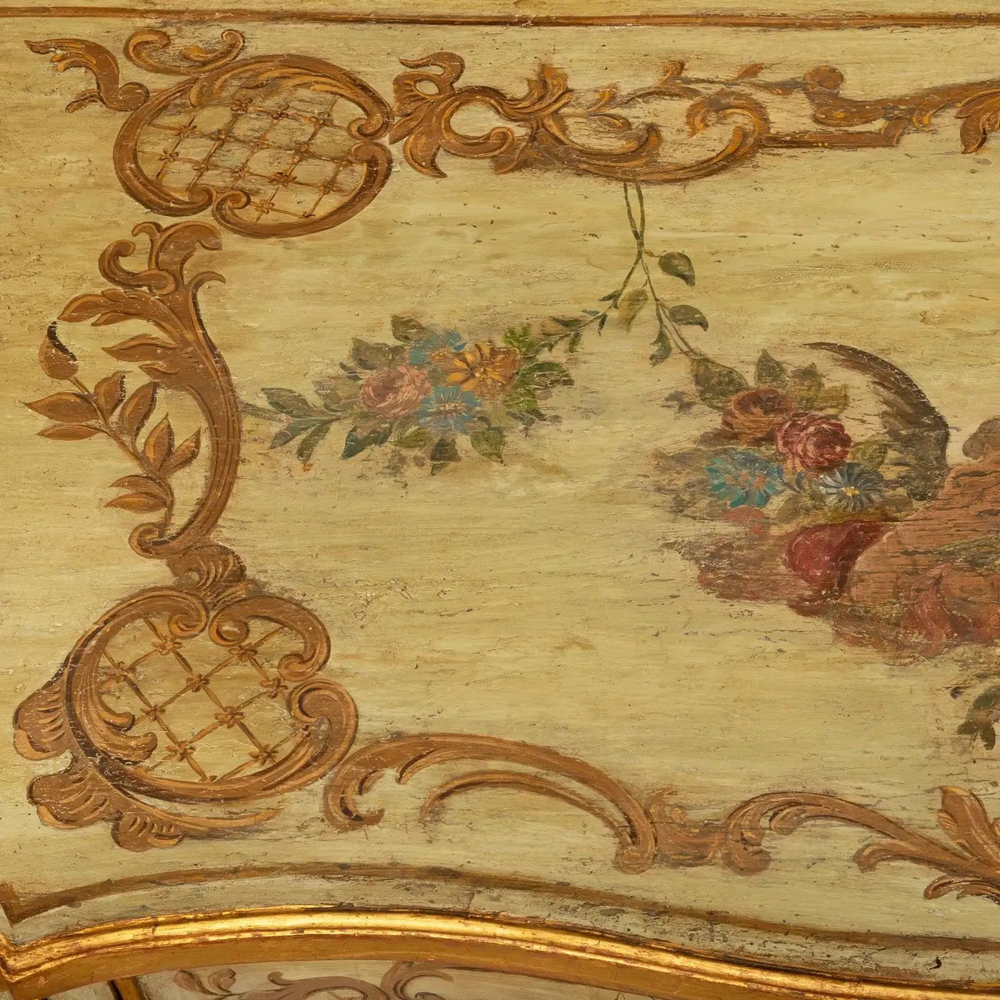 Arcón Italiano Luis XV del Siglo XVIII | Decoración de Querubines y Ormolu