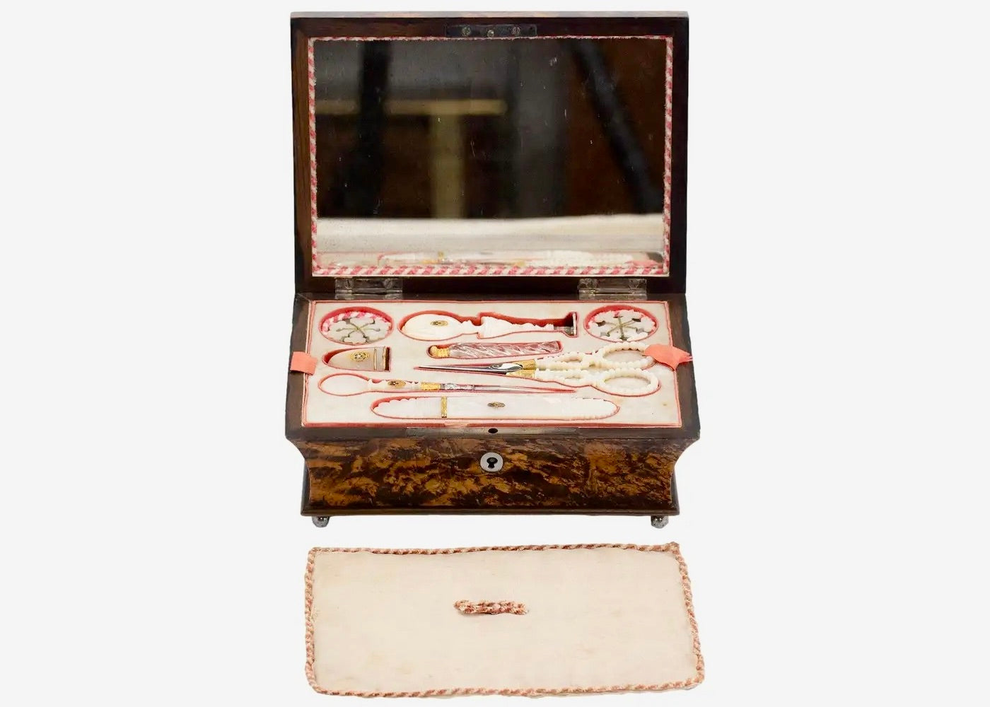 Costurero Francés Palais Royal de Madera de Morera y Nácar del Siglo XIX