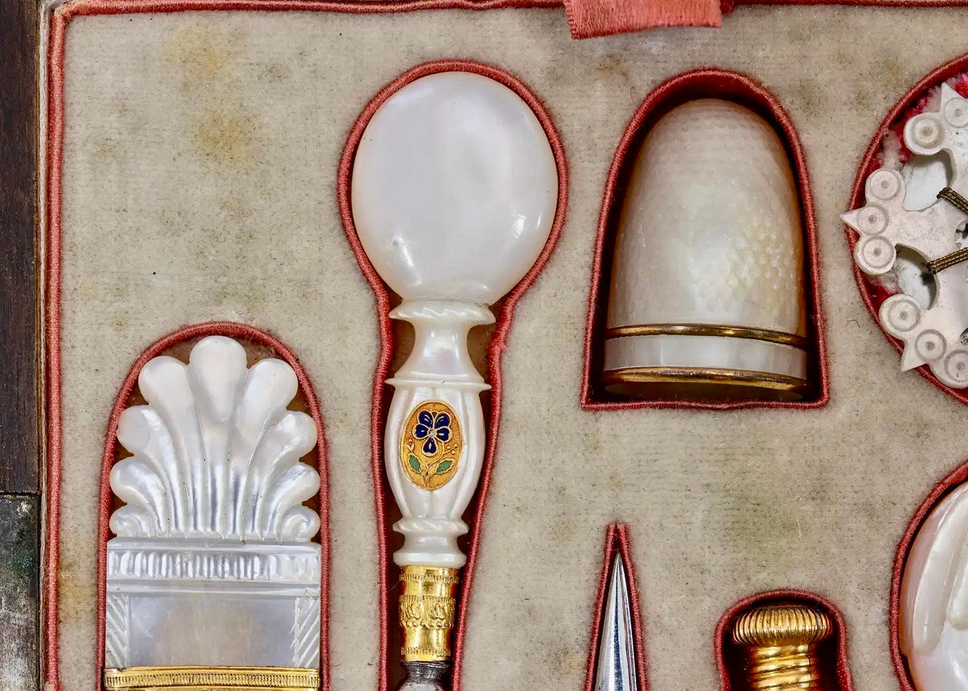 Costurero Francés Palais Royal de Madera de Morera y Nácar del Siglo XIX