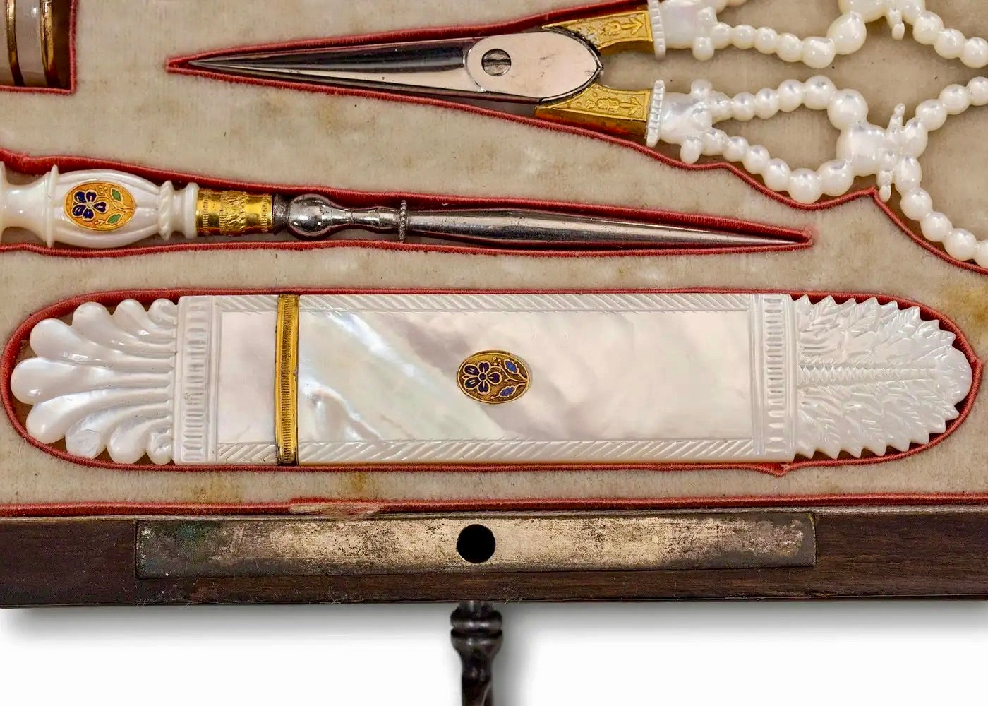 Costurero Francés Palais Royal de Madera de Morera y Nácar del Siglo XIX