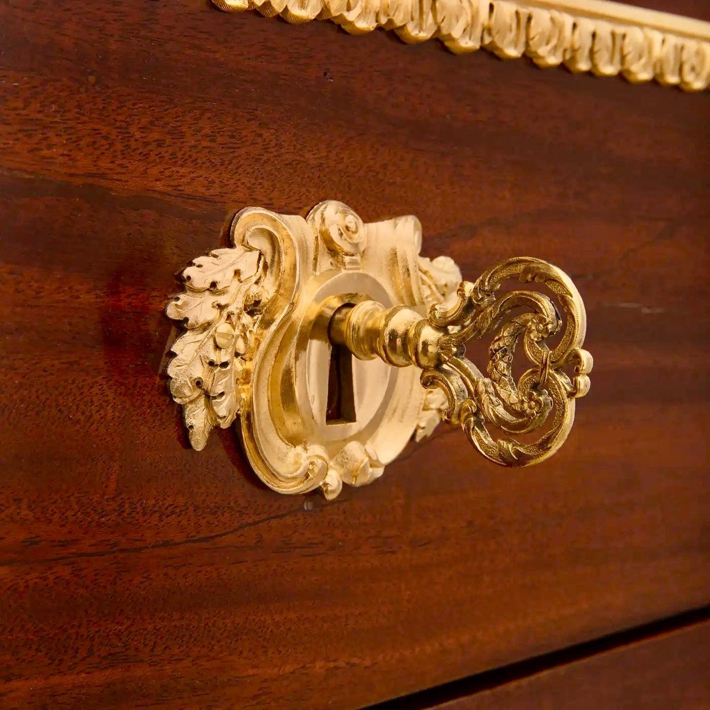 Cómoda Francesa Luis XVI Atribuida a Henry Dasson | Caoba, Ormolú y Mármol Brèche d’Alep