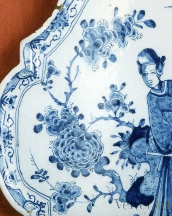 Cartela de Delft con Dama en Jardín Chinoiserie (1750–1775)