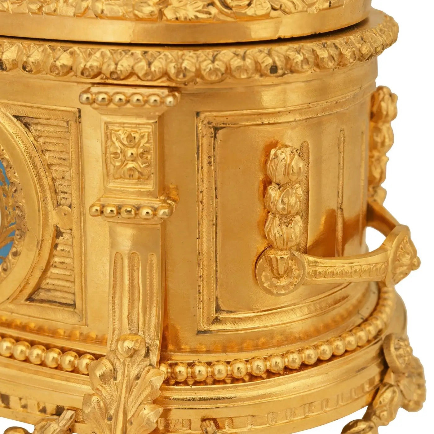 Caja joyero francesa de porcelana de Sèvres y ormolú, estilo Luis XVI, siglo XIX