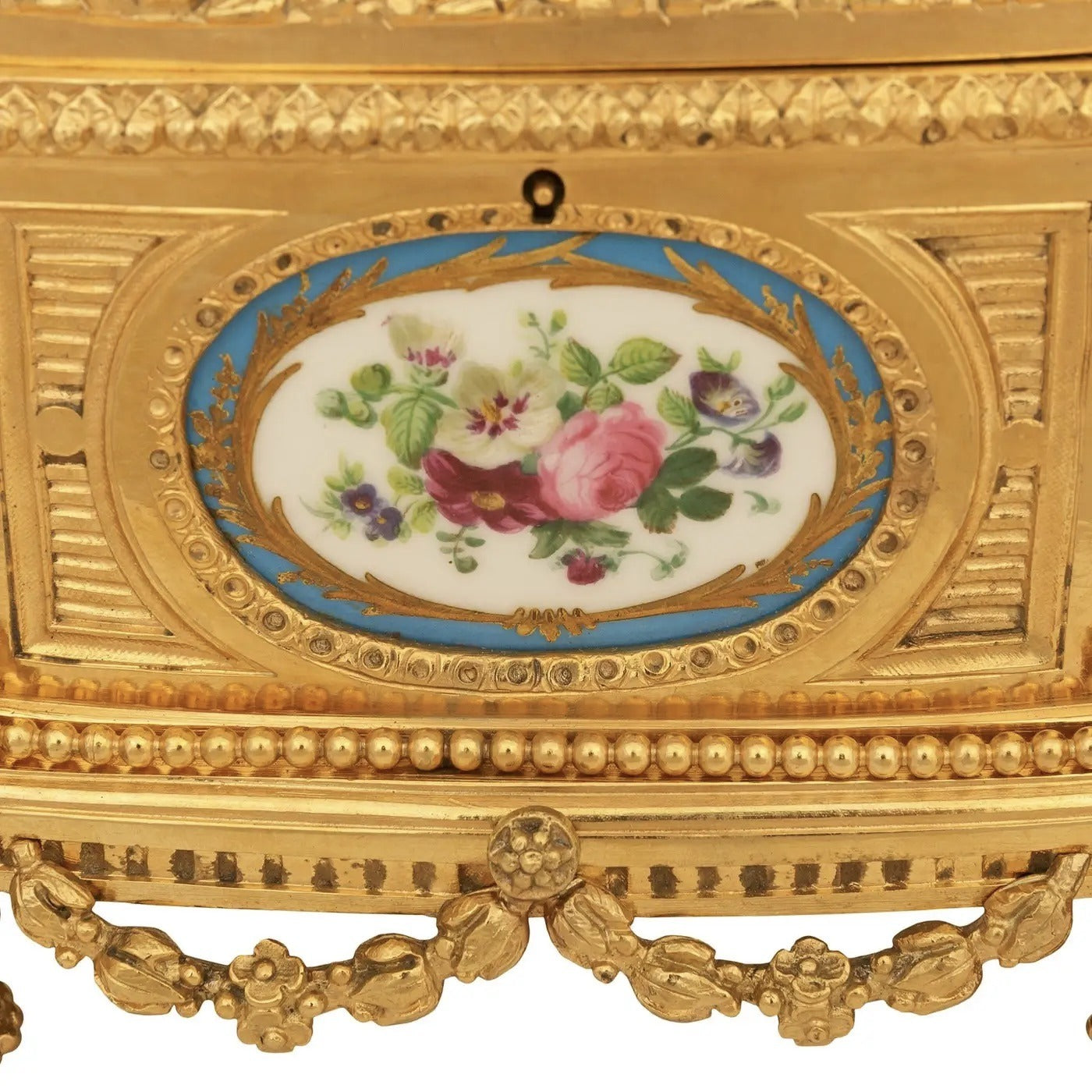 Caja joyero francesa de porcelana de Sèvres y ormolú, estilo Luis XVI, siglo XIX