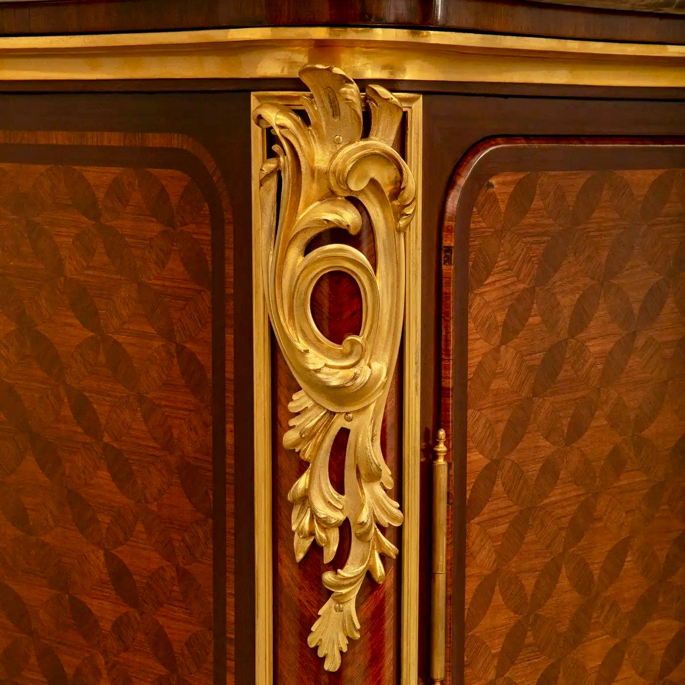 Vitrina Francesa en Tulipwood, Ormolu y Mármol Brèche Violette | Siglo XIX, Estilo Luis XV
