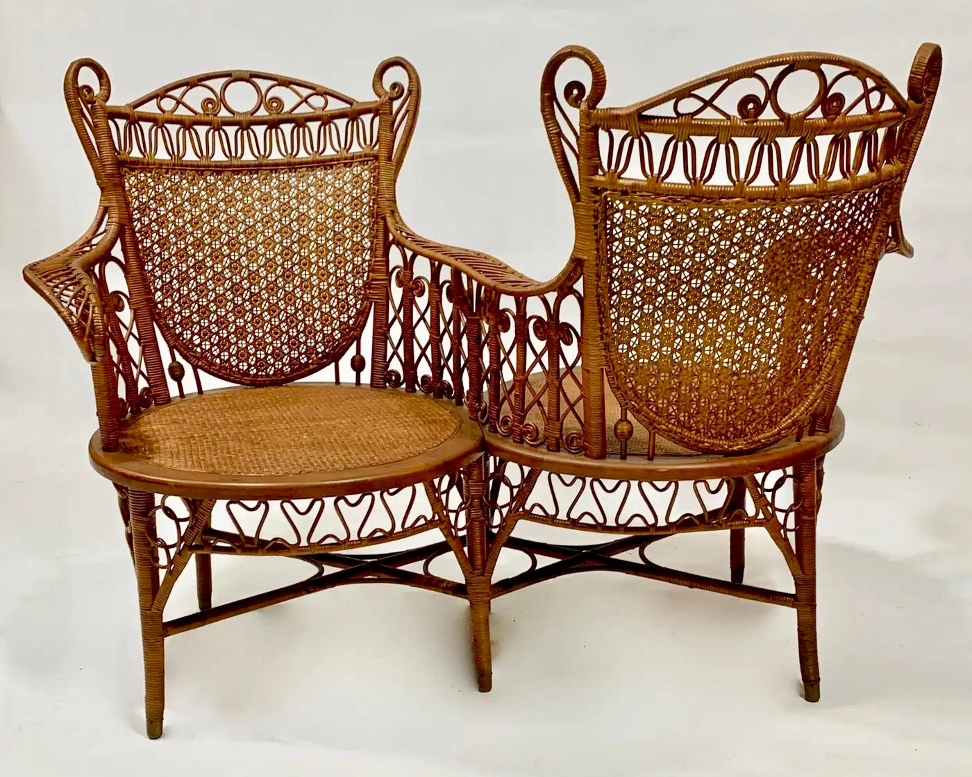 Silla de Conversación Tête-à-Tête de Mimbre | Wakefield Rattan Company | Estados Unidos, 1895