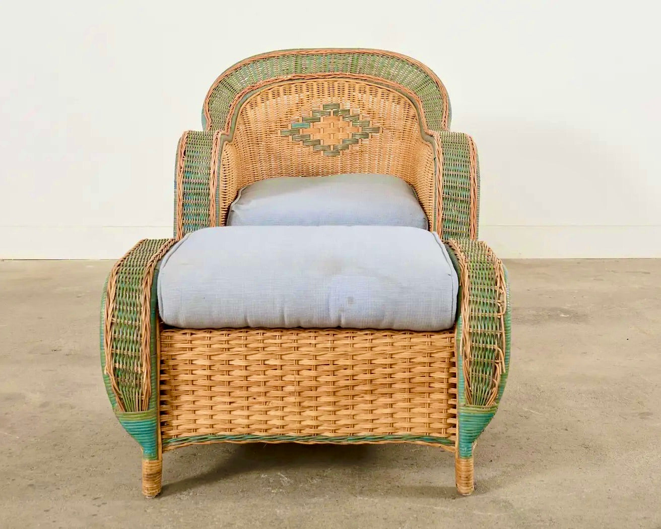 Sillones de Ratán y Mimbre Francés de Estilo Grange con Otomana del Siglo XX