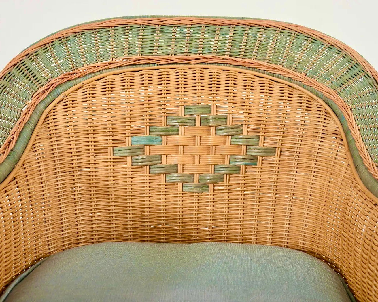 Sillones de Ratán y Mimbre Francés de Estilo Grange con Otomana del Siglo XX