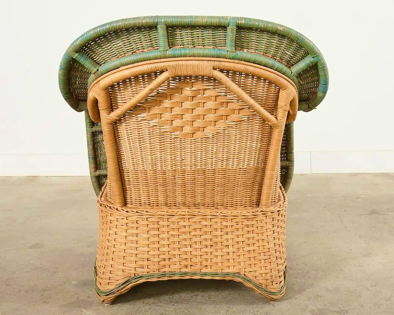 Sillones de Ratán y Mimbre Francés de Estilo Grange con Otomana del Siglo XX