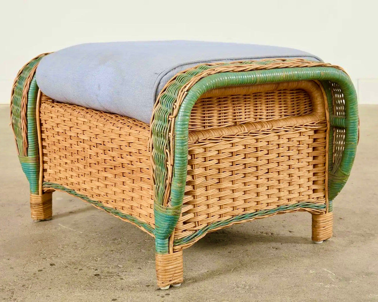 Sillones de Ratán y Mimbre Francés de Estilo Grange con Otomana del Siglo XX
