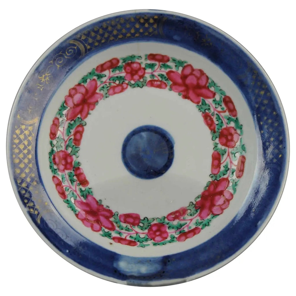 Plato de Porcelana China Qing | Famille Rose con Borde Azul Cobalto | Siglo XVIII
