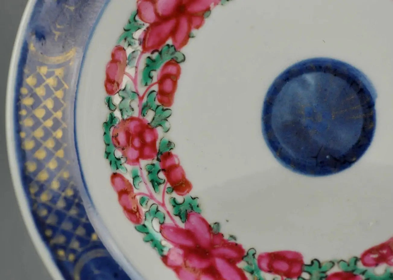 Plato de Porcelana China Qing | Famille Rose con Borde Azul Cobalto | Siglo XVIII