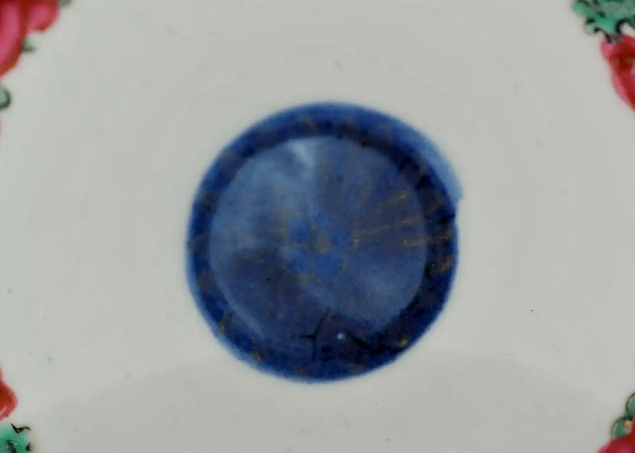 Plato de Porcelana China Qing | Famille Rose con Borde Azul Cobalto | Siglo XVIII