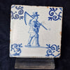 Azulejo Azul de Delft de 1640 | "Temporero Alemán" | Esquina de Volutas