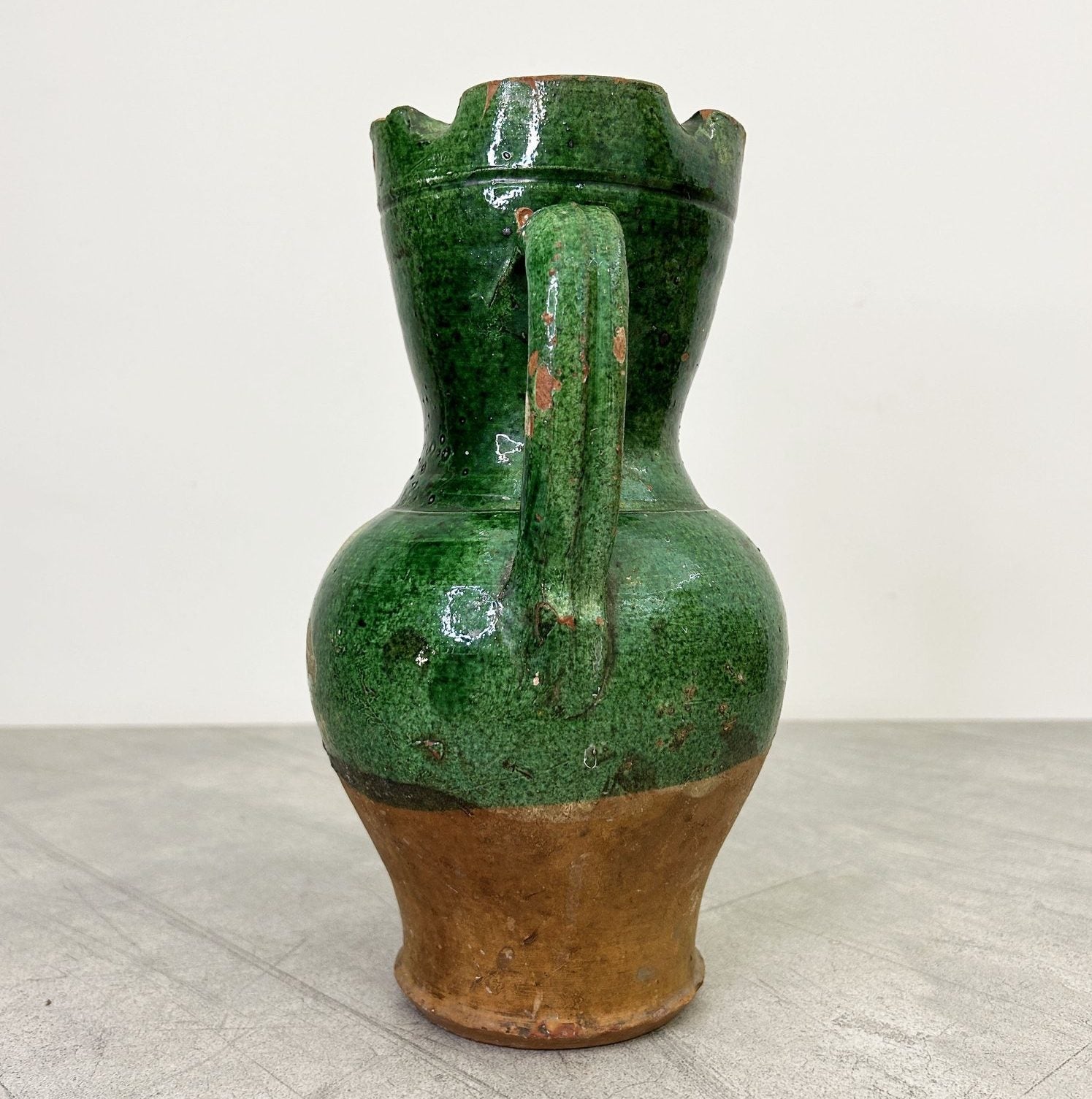 Jarrón ceremonial verde antiguo con pájaro