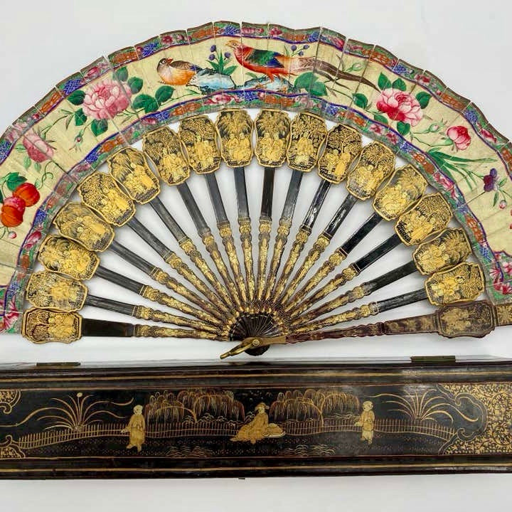 Abanico Chino con Caras de Laca y Nácar Dorado, 1850.