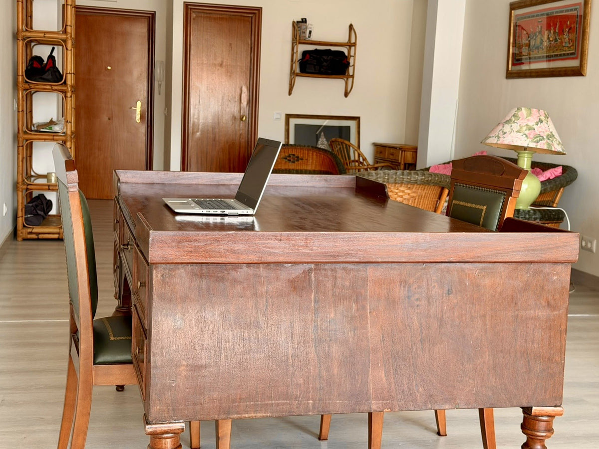 Mesa escritorio de caoba con galería en Velvet Art Antiques