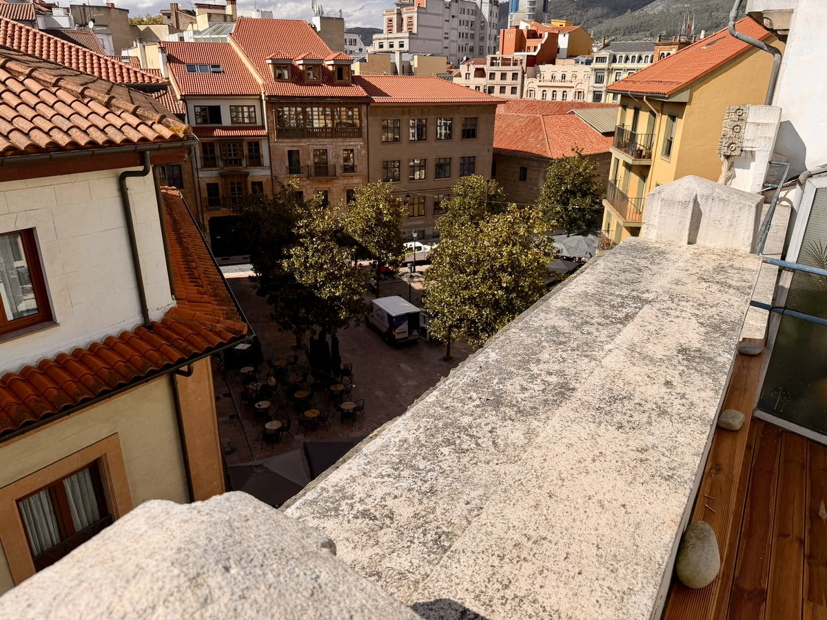 Plaza del casco antiguo de Oviedo vista desde Velvet Art Antiques