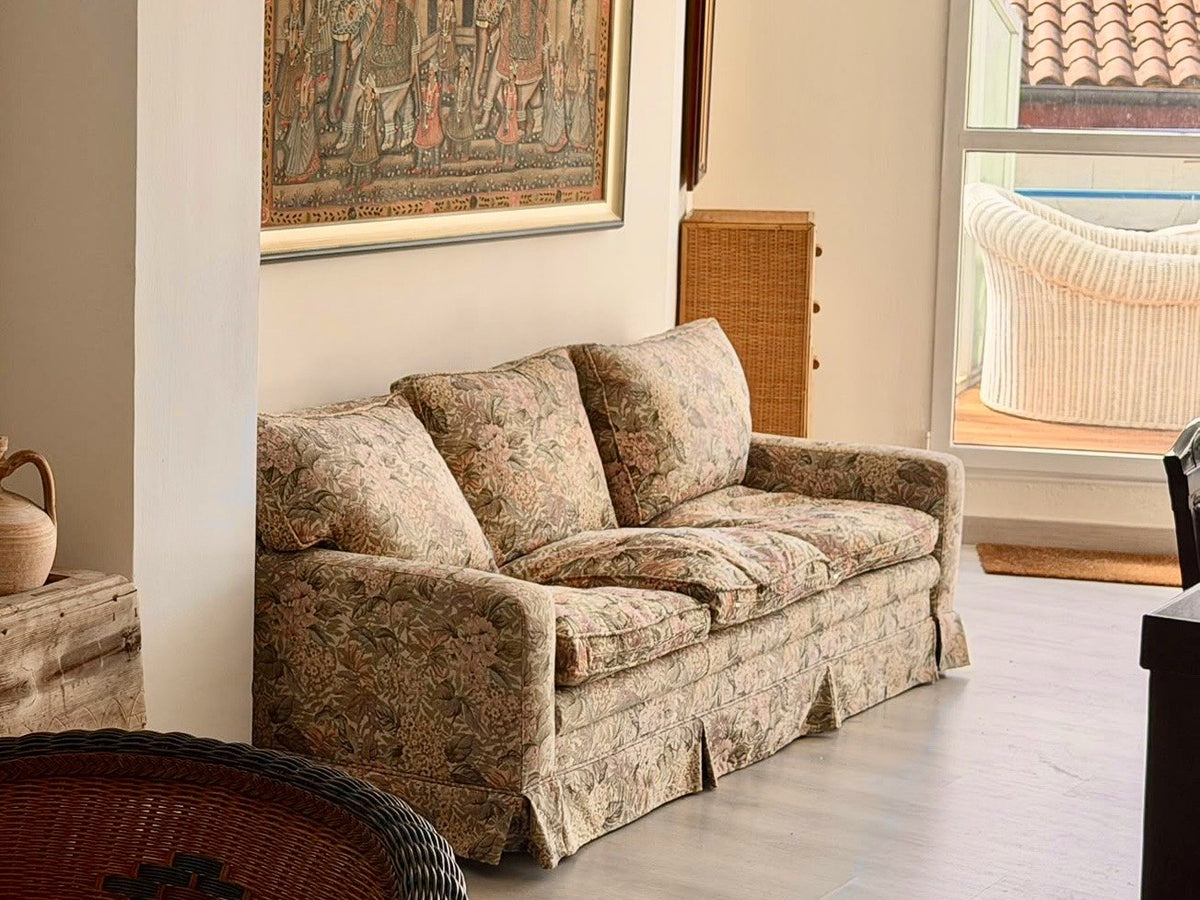 Sofá de estampado floral junto a la terraza en Velvet Art Antiques