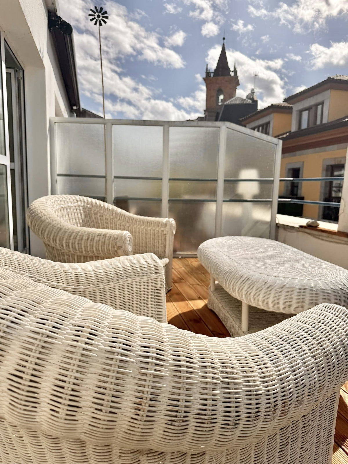 Terraza con sillones de mimbre blanco en Velvet Art Antiques, en Oviedo